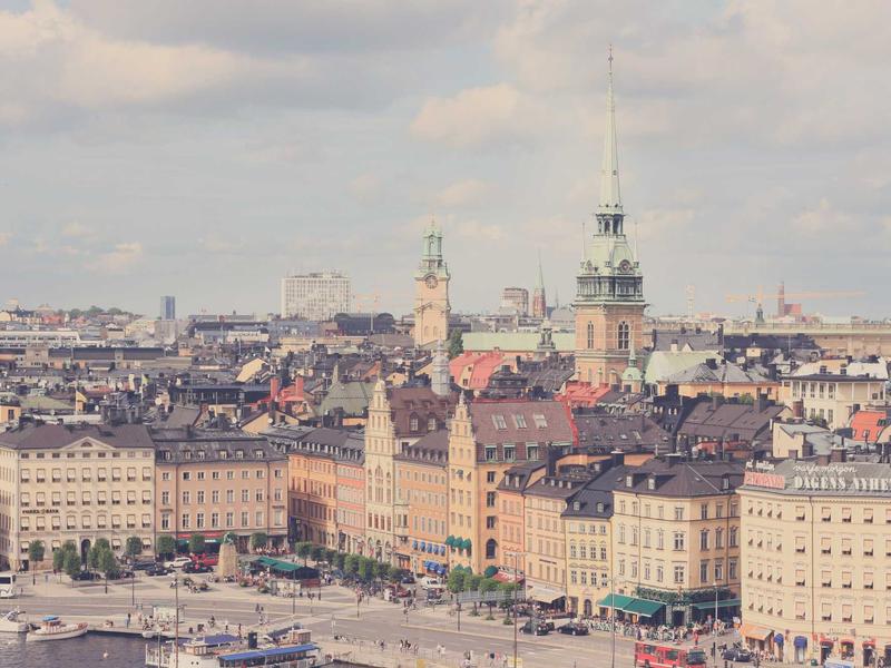重庆山城<br>aamotnk.cn 轻轨穿楼奇观